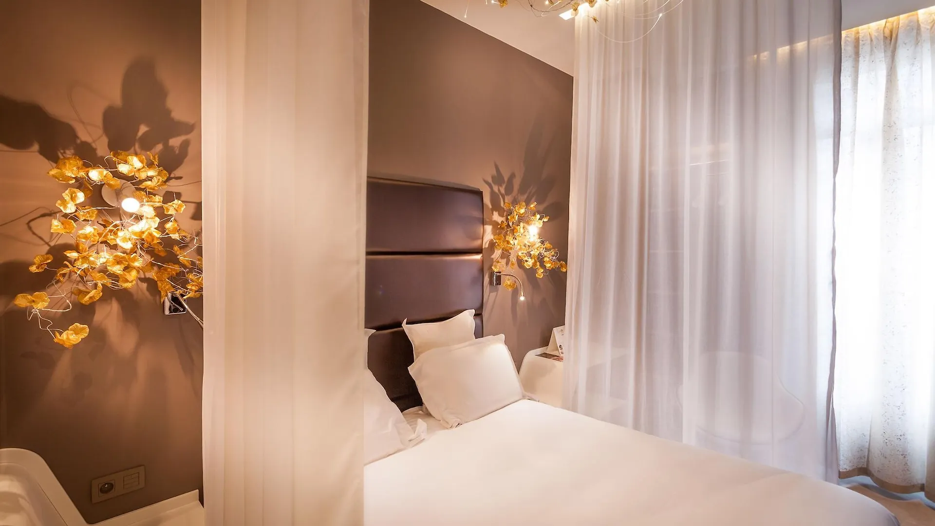 Legend Hotel Paris 4*,