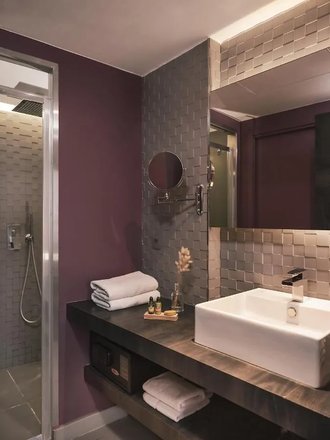 ****  Legend Hotel Paris France